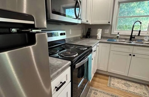 Old North End Apartamento | O.N.E. Hideaway | pet friendly | sleeps 6