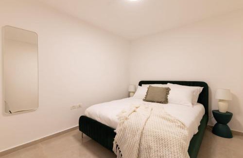Rishon LeTsiyon Apartamento | O&O Group - Budget Basement Apt Near the Beach