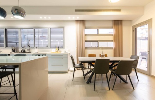Rishon LeTsiyon Casa | O&O Group - Lux Beachfront Villa W Elevator & Pool