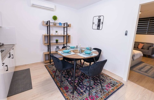 Rishon LeTsiyon Apartamento | O&O Group-The SeaGate Estate Suites-BasementSuite1