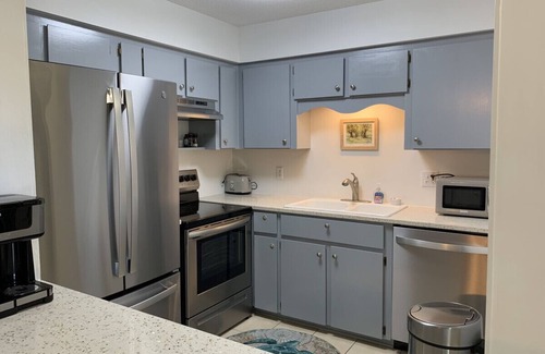 Demere Park Condominio | O1 Two BR townhome in Ocean Walk with 1 king, 1 queen bed. Recently updated.