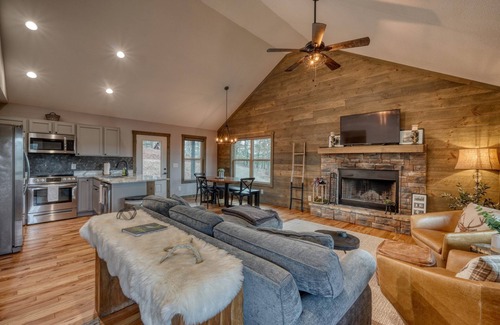 Suches Cabina | Oak and Antler Cabin - New Build, Mtn View, Hot Tub