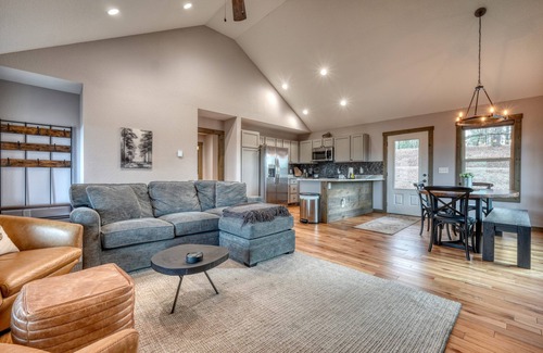 Suches Cabina | Oak and Antler Cabin - New Build, Mtn View, Hot Tub