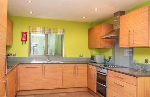 Teigngrace Cabaña | ROBLE MANZANA, admite mascotas, con piscina en Newton Abbot, Ref 998902