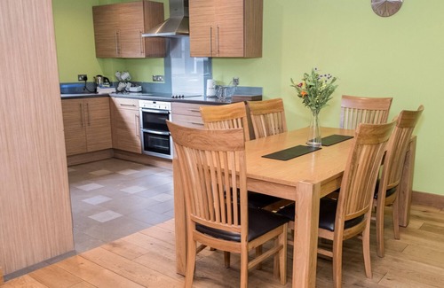 Teigngrace Cabaña | ROBLE MANZANA, admite mascotas, con piscina en Newton Abbot, Ref 998902