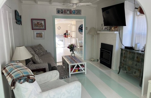 Oak Bluffs Cabaña | Oak Bluffs Gingerbread Cottage cerca del centro, la playa, Ferry y Ocean Park!