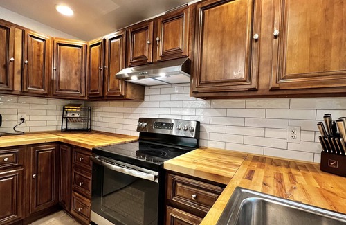 Hamlin Casa | Oak Circle Chalet - Poconos Gated community 1 min. walk to Deerfield lake!