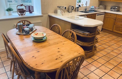 Dronfield Cabaña | Oak Cottage, a luxury cottage 4 bed cosy sleeps 8, dogs very welcome