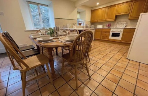Dronfield Cabaña | Oak Cottage, a luxury cottage 4 bed cosy sleeps 8, dogs very welcome