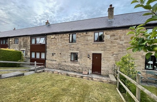 Dronfield Cabaña | Oak Cottage, a luxury cottage 4 bed cosy sleeps 8, dogs very welcome