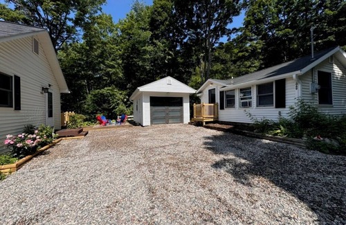 Boyne Falls Apartamento | Oak Cottage - 1 of 2 Cottages on Property - Near Boyne Mountain Trail!
