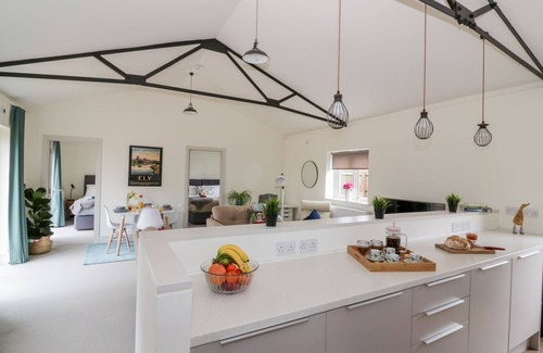 Ely Casa | Oak Cottage - Modern, Cosy Two Bed with Countryside Views and River Access