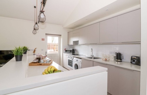 Ely Casa | Oak Cottage - Modern, Cosy Two Bed with Countryside Views and River Access