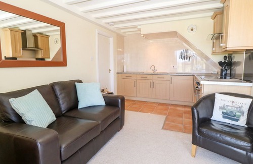 Dinas Dinlle Cabaña | OAK COTTAGE, pet friendly, country holiday cottage in Caernarfon