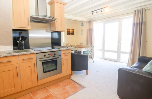Dinas Dinlle Cabaña | OAK COTTAGE, pet friendly, country holiday cottage in Caernarfon