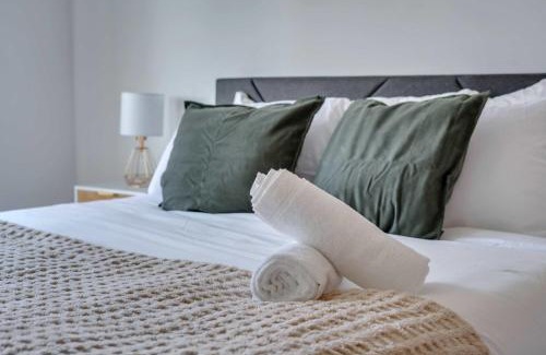 Eau Claire Apartamento | Oak & Gold Retreat DT Lux River Walks