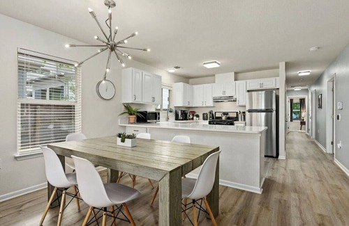 Rosewood Casa | 'Oak Grove Bungalow'- Private Downtown Bungalow
