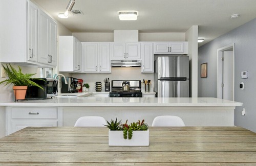 Rosewood Casa | 'Oak Grove Bungalow'- Private Downtown Bungalow