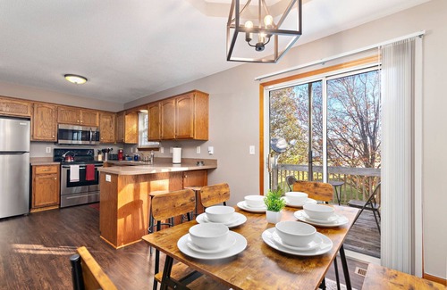 Raymore Casa | Oak Haven: 3 King Beds + 1 Queen Bed Fast Wi-Fi + FREE Parking - Sleeps 8 People