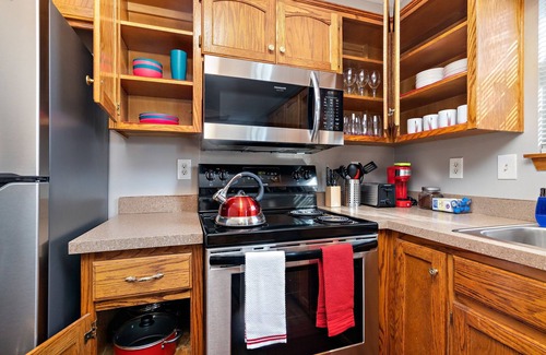 Raymore Casa | Oak Haven: 3 King Beds + 1 Queen Bed Fast Wi-Fi + FREE Parking - Sleeps 8 People