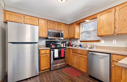 Raymore Casa | Oak Haven: 3 King Beds + 1 Queen Bed Fast Wi-Fi + FREE Parking - Sleeps 8 People