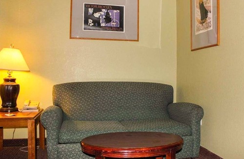 Tahlequah Hotel | Oak Hill Inn & Suites