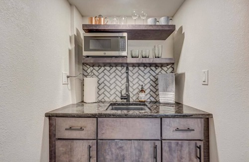 Woodmoor Apartamento | Oak Hills Loft! King Workspace w Scenic Views