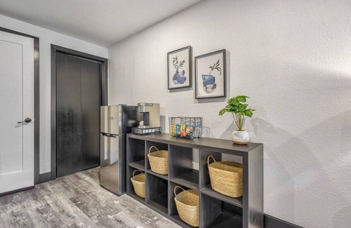 Woodmoor Apartamento | Oak Hills Loft! King Workspace w Scenic Views