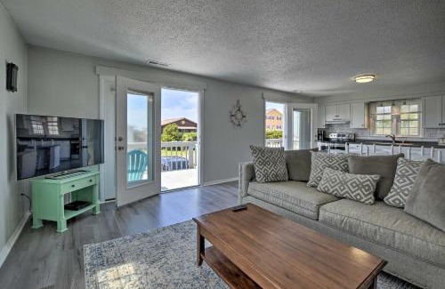 Oak Island Casa | Oak Island Beach Abode with Deck Walk to Shore!