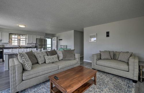 Oak Island Casa | Oak Island Beach Abode with Deck Walk to Shore!