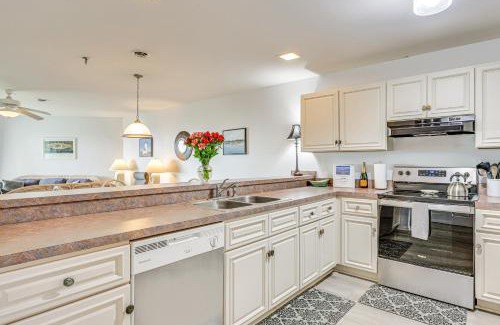 Long Beach Apartamento | Oak Island Beachfront Condo with Community Pool