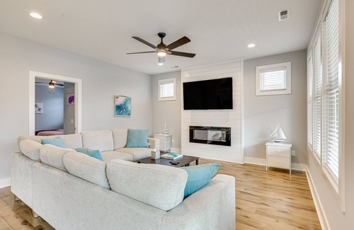 Tranquil Harbour Casa | Oak Island Coastal Home w/ Covered Deck!