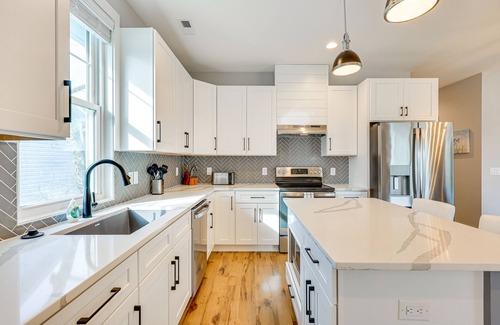 Tranquil Harbour Casa | Oak Island Coastal Home w/ Covered Deck!