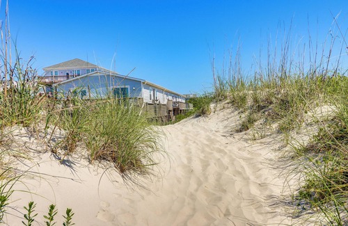 Yaupon Beach Apartamento | Oak Island Condo w/ Ocean View: Steps to Beach!