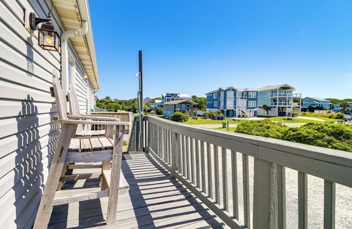 Yaupon Beach Apartamento | Oak Island Condo w/ Ocean View: Steps to Beach!