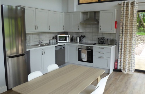 Arden Casa | Oak Lodge (Auchendennan) - sleeps 4 guests in 2 bedrooms