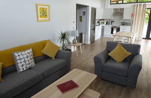 Arden Casa | Oak Lodge (Auchendennan) - sleeps 4 guests in 2 bedrooms