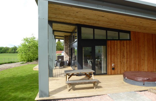 Arden Casa | Oak Lodge (Auchendennan) - sleeps 4 guests in 2 bedrooms
