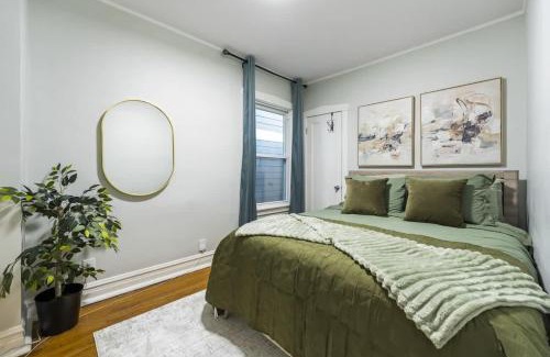Oak Park Casa | Oak Park 5bd 2bth sleeps 11 with 3 private parking