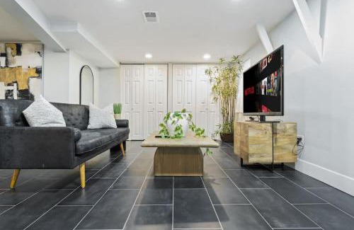 Oak Park Casa | Oak Park 5bd 2bth sleeps 11 with 3 private parking