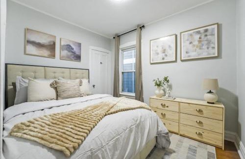 Oak Park Casa | Oak Park 5bd 2bth sleeps 11 with 3 private parking