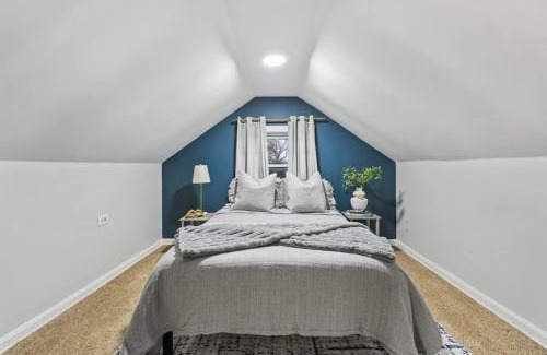 Oak Park Casa | Oak Park 5bd 2bth sleeps 11 with 3 private parking