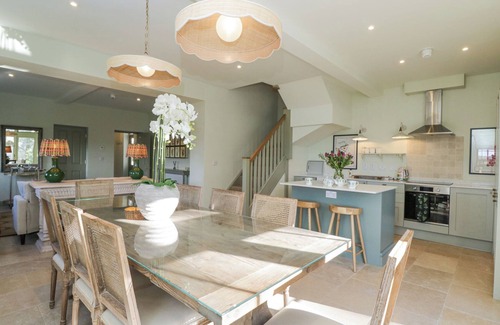 Elcot Cabaña | OAK, pet friendly, with pool in Kintbury