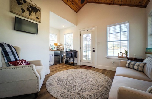Waco Cabaña | Oak Ridge Cottage ll - Cozy Place To Stay!