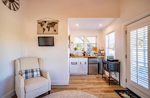 Waco Cabaña | Oak Ridge Cottage ll - Cozy Place To Stay!