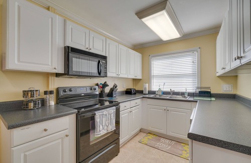 Oak Ridge Casa | Oak Ridge Retreat w/ Porch < 1 Mi to Downtown