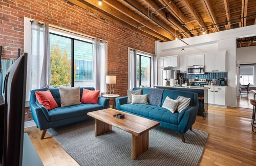 Downtown Kansas City Condominio | Oak St Lofts - 3brm 2bath Private Parking, Walk to T-Mobile Center!
