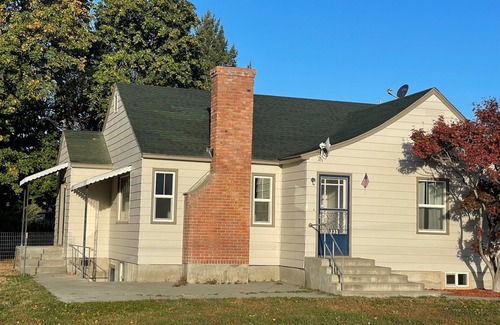 Omak Casa | Oak Street Farm House