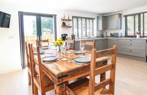 Filby Cabaña | OAK TREE HOUSE, 1 HOMESTEAD GARDENS, family friendly in Filby