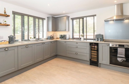 Filby Cabaña | OAK TREE HOUSE, 1 HOMESTEAD GARDENS, family friendly in Filby